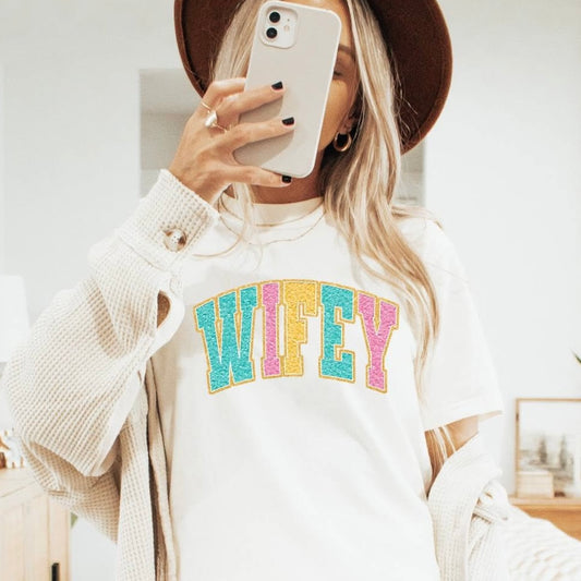 WIFEY MULTICOLORED PRINT